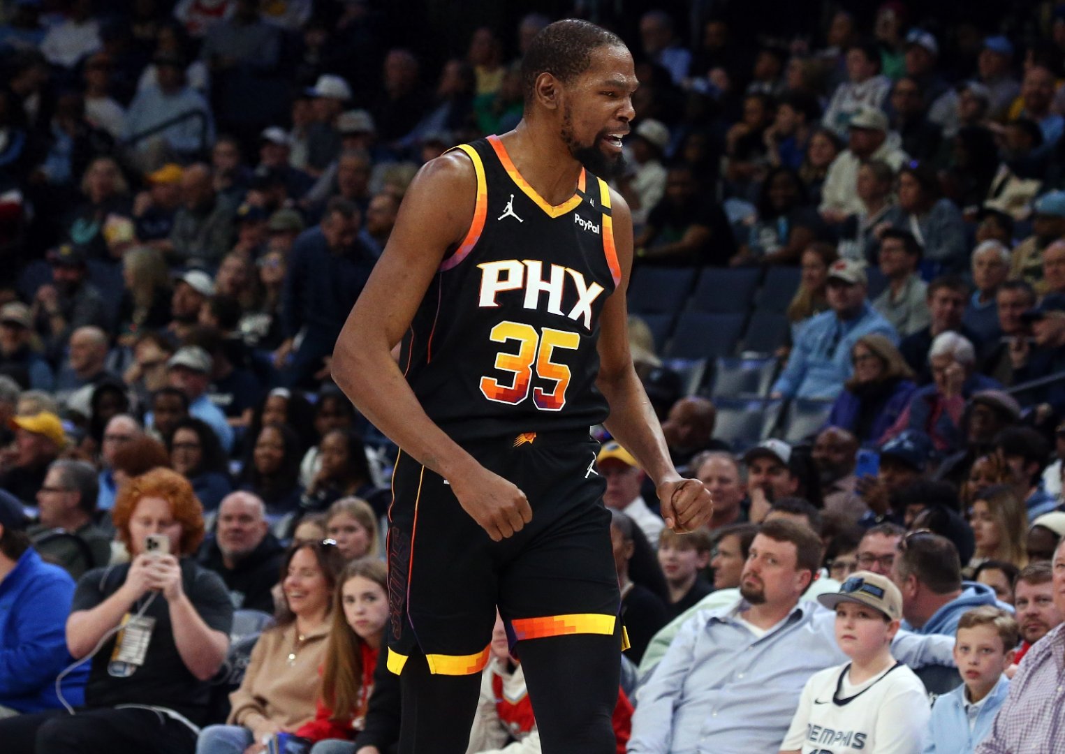 杜兰特在巴塞罗那比赛中最后时刻胜出，险胜引发热议！